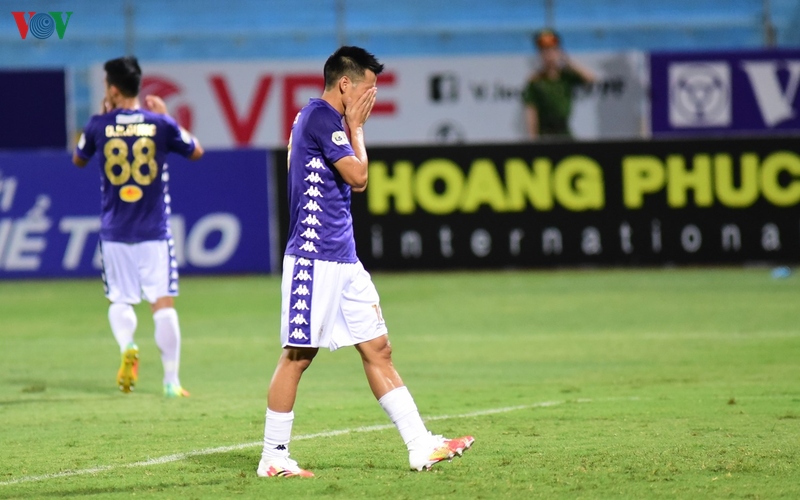 VIDEO: 2 pha bỏ lỡ không tưởng của Văn Quyết trước khung thành Sài Gòn FC